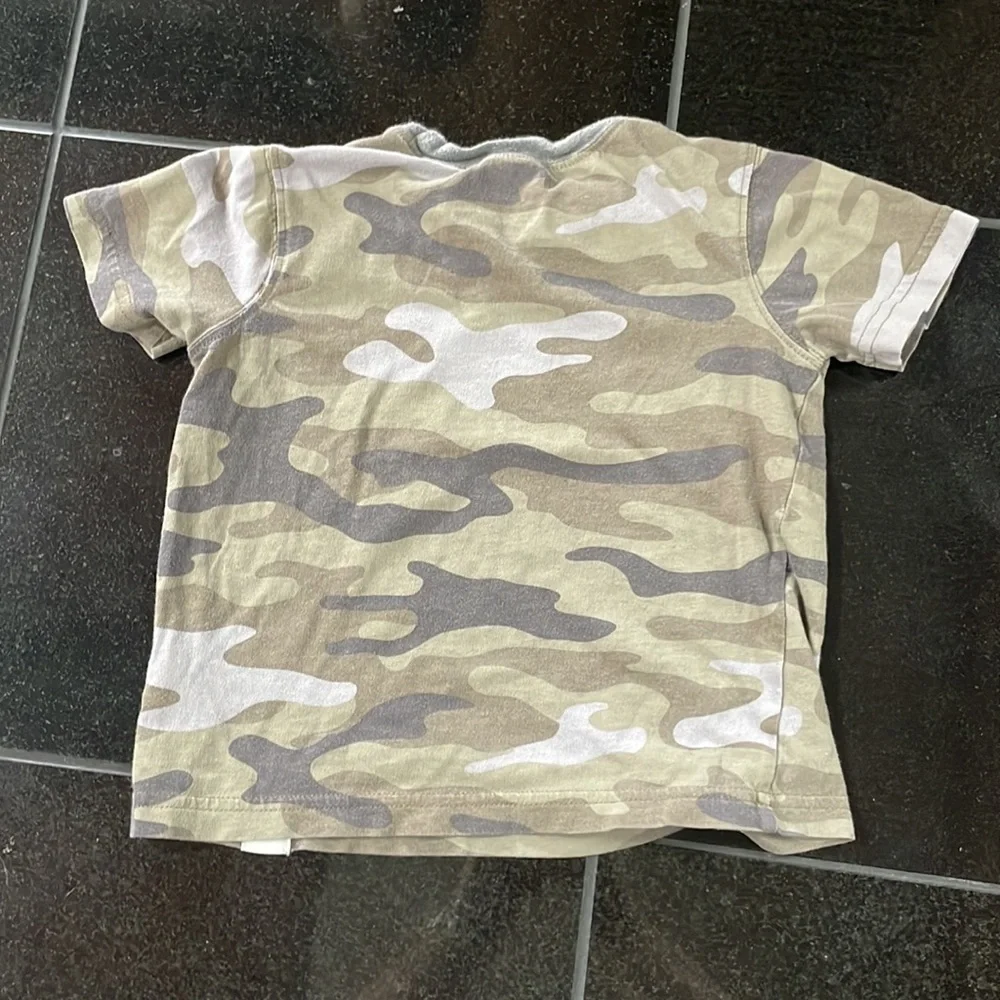 ♡Carter's army T-shirt size 2T